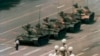 Arhiva - Na fotografiji napravljenoj 5. juna 1989, kineski građanin stoji ispred kolone tenkova koji su se kretali istočo pekinškim Čangan bulevarom, na skveru Tjenanmen, Peking, Kina.