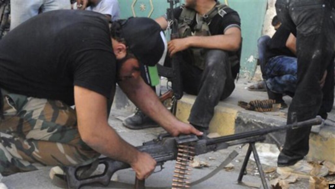 Para pemberontak Suriah menyiapkan senjata mereka di Salqin, provinsi Idlib (foto: dok). Serangan udara Suriah di Salqin menewaskan sedikitnya 21 orang. 