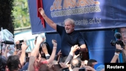 L'ancien président brésilien, Luiz Inacio Lula da Silva, devant le siège du syndicat métallurgique de Sao Bernardo do Campo, au Brésil, le 7 avril 2018.