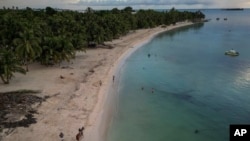 ARCHIVO - Un jinete pasea a caballo en la playa de la isla de San Andrés en Colombia, el miércoles 9 de noviembre de 2022. La zona está habitada principalmente por angloparlantes y que alguna vez fue una colonia británica. , pero ahora es una meca turística colombiana.