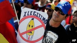Un venezolano protesta en Madrid el "fraude" en las elecciones venezolanas del 14 de abril.