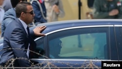 Abdel Fattah al-Sissi, président d'Egypte, à bord d'un véhicule entouré par ses gardes du corps, Caire, 8 juin 2014. REUTERS/Amr Abdallah Dalsh