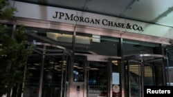 ARCHIVO - Una persona ingresa a la sede central de JPMorgan Chase & Co. en Nueva York, Manhattan, ciudad de Nueva York, EEUU, el 30 de junio de 2022.