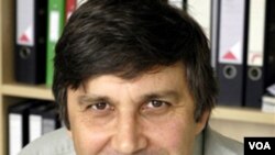 Geim, de 51 años, siendo estudiante de doctorado en Holanda, inicio investigaciones con Novoselov. Ambos hombres son ahora profesores de la Universidad de Manchester.