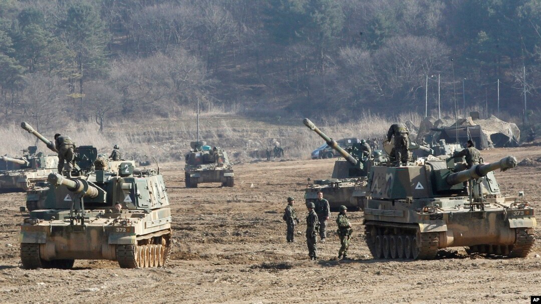 Tentara Korea Selatan berlatih menggunakan senjata artileri dalam kendaraan militer K-9 mereka dalam latihan tahunan di dekat perbatasan Panmunjom di Paju, Korea Selatan (11/3).