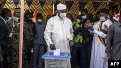 Chadian President Idriss Deby Itno (C) casts his ballot at a polling station in N'djamena, on April 11, 2021. - Chad headed into presidential elections on April 11, 2021 with Idriss Deby Itno, ruler for the last three decades, set to win a sixth…