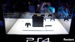 Visitors take pictures of Sony Corp's PlayStation 4 new game console at the Tokyo Game Show in Chiba, east of Tokyo, Sept. 19, 2013. 