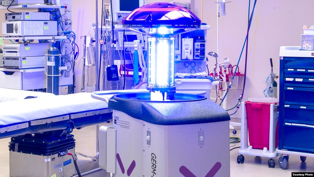 El robot de la compañía Xenex puede desinfectar un cuarto de hospital en 5 minutos, destruyendo bacterias incluida la del Ébola.