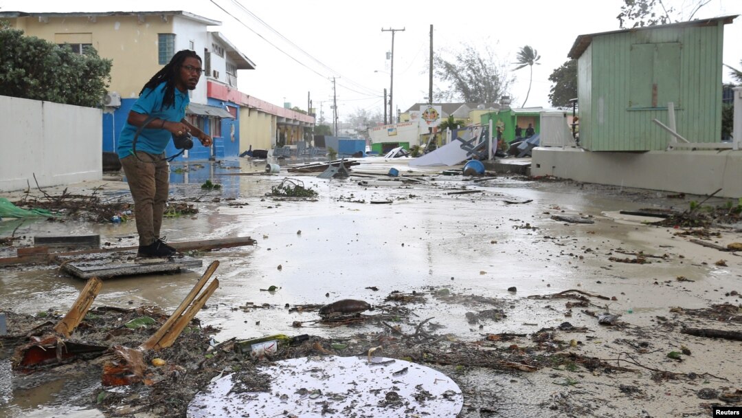 Un hombre camina por una calle llena de escombros en el barrio de Hastings después del paso del huracán Beryl en Bridgetown, Barbados, el 1 de julio de 2024.