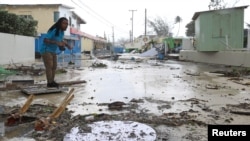 Un hombre camina por una calle llena de escombros en el barrio de Hastings después del paso del huracán Beryl en Bridgetown, Barbados, el 1 de julio de 2024.