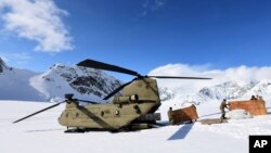 ཨ་སྒོར་དུང་ཕྱུར་༡༥་སྤྲད་ནས་CH-47F Chinook་དམག་གི་ཐད་འཕུར་གནམ་གྲུ