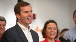 Kandida demokrat pou plas gouvènè Eta Kentucky, minis jistis Andy Beshear, ki t ap pale ak laprès nan yon konferans pou laprès nan Sant Muhammad Ali nan vil Louisville, Eta Kentucky, madi 5 novanm 2019 la.