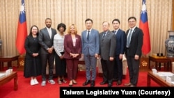 美国两位民主党籍众议员露西·麦克白斯(左四)及瓦莱利·福希(左3）在台北与台湾立法院副院长江启臣(左五)等人会面。(2026年6月16日)