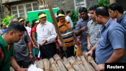 Para karyawan dari berbagai departemen mengumpulkan sapu lidi di sebuah kantor kereta api India di Mumbai, 2 Oktober 2014. Dalam peringatan Hari Ulang Tahun Mahatma Gandhi hari ini (2/10), PM Narendra Modi meluncurkan "Kampanye Bersih India" untuk membersihkan tempat-tempat umum dan mengubah citra India sebagai salah satu negara paling kotor di dunia.