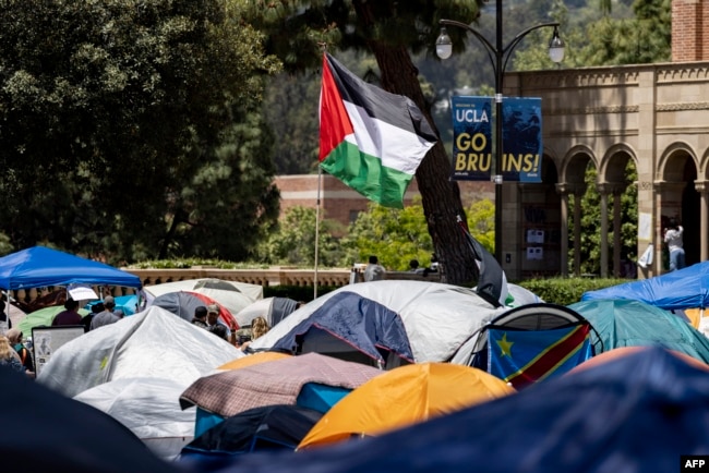 Una bandera palestina ondea en un campamento de protesta pro-palestino en el campus de la Universidad de California, Los Ángeles (UCLA) en Los Ángeles, California, el 1 de mayo de 2024.