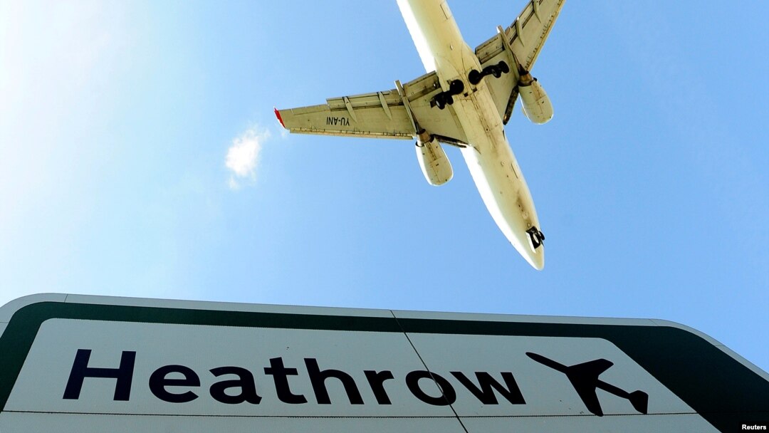 Sebuah pesawat bersiap mendarat di bandara Heathrow, London, 21 April 2010. (REUTERS/Toby Melville/File Photo)