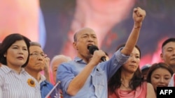 Kaohsiung city mayor Han Kuo-yu, center, from the Kuomintang party speaks to supporters during a campaign event in Taipei, Taiwan, June 1, 2019. 