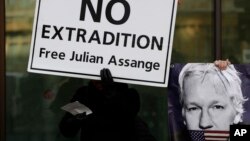 Seorang demonstran pendukung Julian Assange di London, 13 Januari 2020. (Foto: AP)