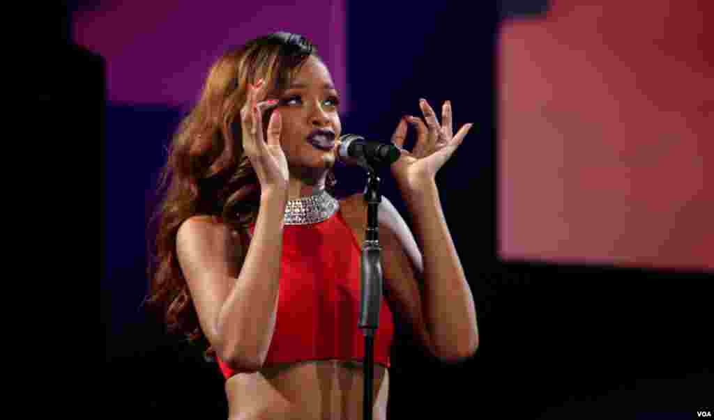 La sensualidad siempre presente durante toda el concierto de Rihanna que duró más de dos horas.