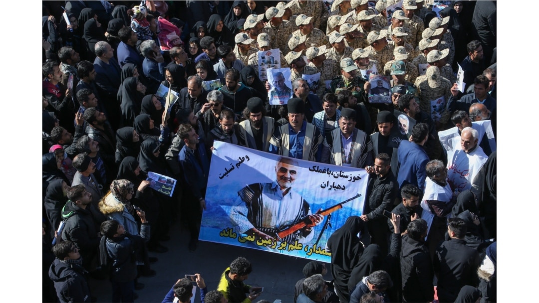 Warga Iran yang berkumpul untuk mengikuti bagian akhir pemakaman Jenderal Qassem Soleimani, di kampung halamannya, Kota Kerman, 7 Januari 2020.(Foto: AP)