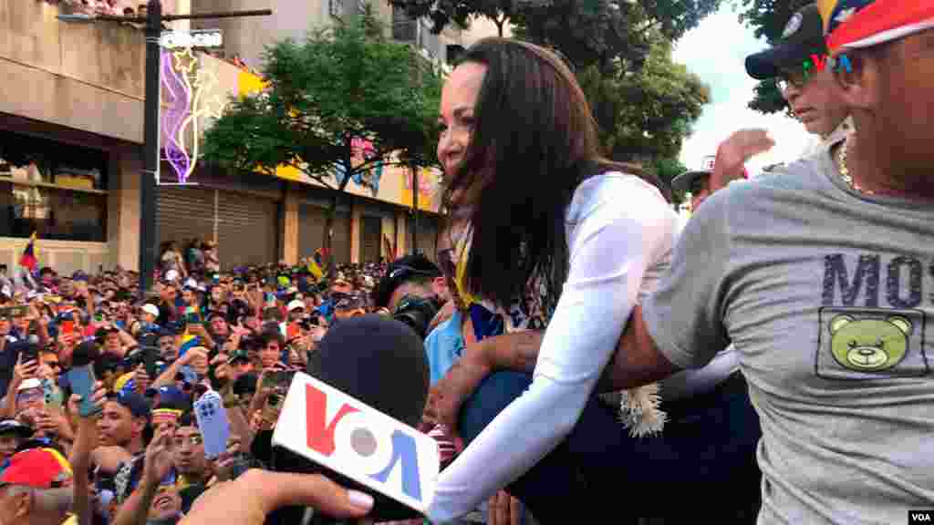 María Corina saludó a los presentes en la populosa concentración en Caracas.&nbsp;