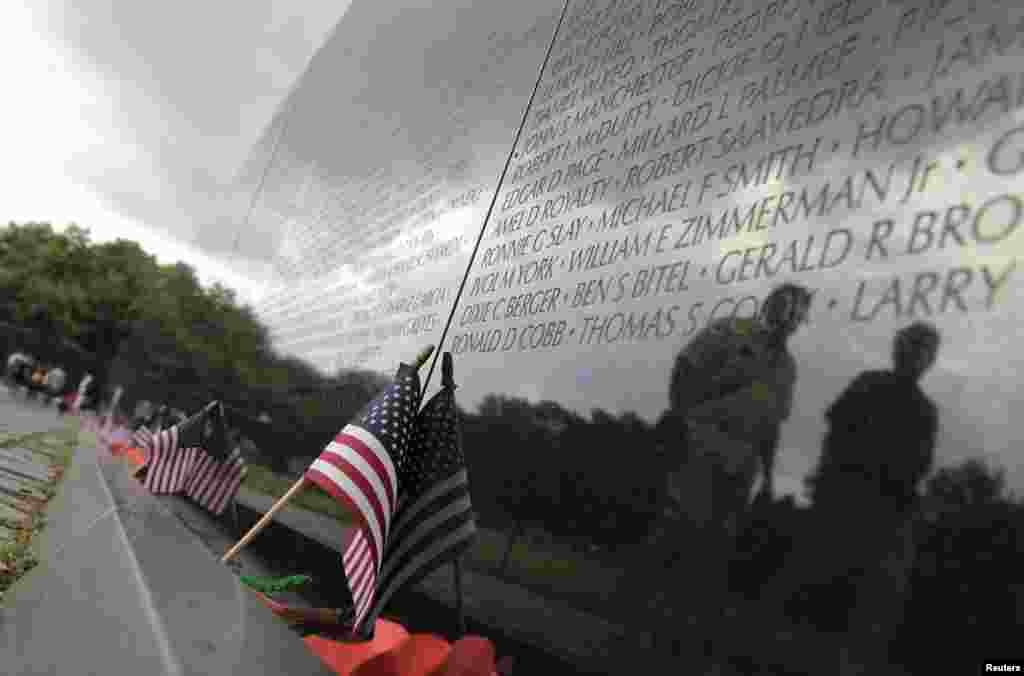 Reflets des visiteurs sur le marbre du mémorial des anciens combattants du Vietnam où sont gravés les noms de plus de 58 000 soldats morts au combat.