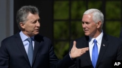 Wakil Presiden AS Mike Pence (kanan) berjalan bersama Presiden Argentina Mauricio Macri di kediaman resmi di Buenos Aires, Argentina, 15 Agustus 2017. 