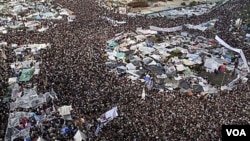 Se calcula que un millón de personas se encuentran reunidas en el Cairo celebrando el fin del gobierno de Mubarak que duró 30 años en el poder.