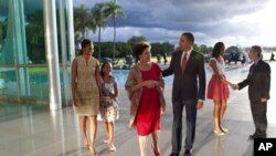 ປະທານາທິບໍດີ Dilma Rousseff ແຫ່ງບຣາຊີລ ຄົນກາງ ແລະ ປະທານາທິບໍດີ ບາຣັກໂອບາມາ ຢູ່ຂ້າງຂວາ ວັນທີ 20 ມີນາ 2011