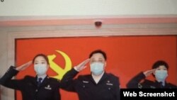 中國公安部副部長孫力軍與火線入黨的武漢抗疫一線女警察 （美國之音葉兵拍攝推特截圖 2020年4月20日）