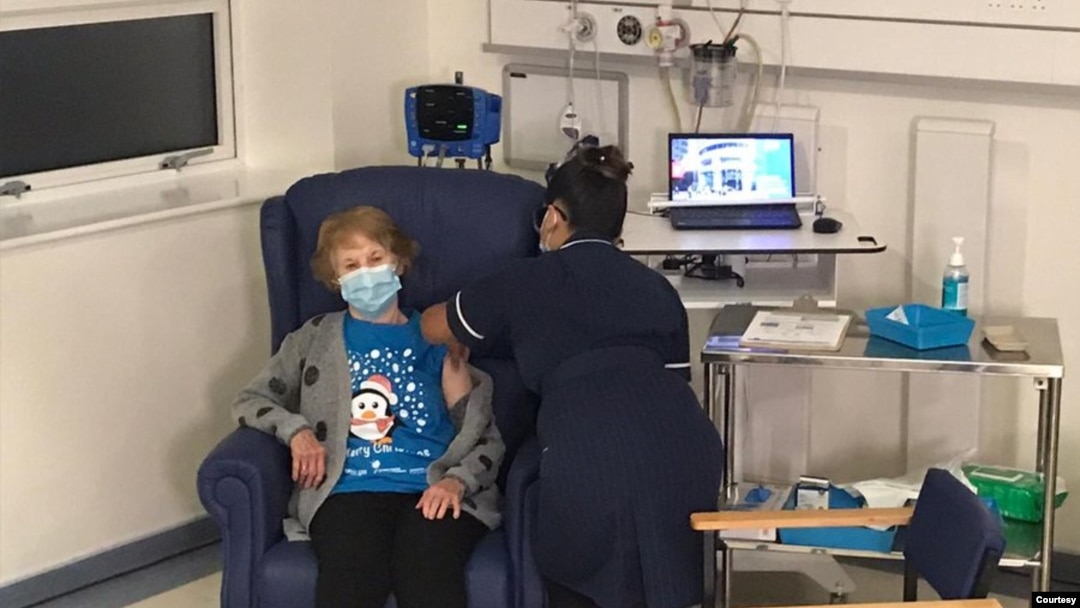 Ở Anh, bà Maggie Keenan, 91 tuổi, là bệnh nhân đầu tiên được chích vaccine của Pfizer/BioNTech. (Hình: NHS England and NHS Improvement)