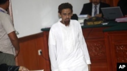 印尼激进分子帕特克6月21日进入雅加达的法院，听取对他的判决