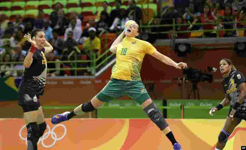 Pertandingan bola tangan tim putri Spanyol dan Brazil&nbsp;pada Olimpiade 2016 di Rio de Janeiro, Brazil (10/8). (AP/Ben Curtis)