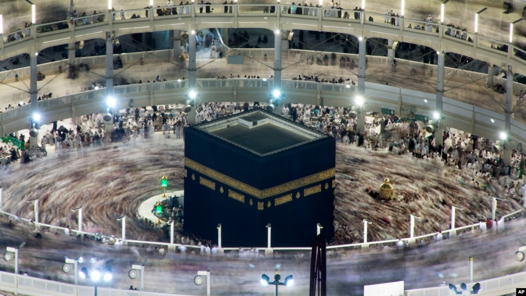 Muslim melakukan Tawaf, mengelilingi Kaabah, sebagian bagian dari rukun Haji (foto: ilustrasi).