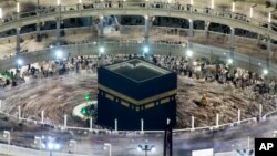 Muslim melakukan Tawaf, mengelilingi Kaabah, sebagian bagian dari rukun Haji (foto: ilustrasi).