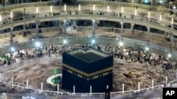 Suasana pelaksanaan ibadah umrah di Mekkah, Arab Saudi, 11 Maret 2016. (Foto: dok). Pemerintah Indonesia memutuskan tidak akan mengirim jamaah haji tahun ini. 