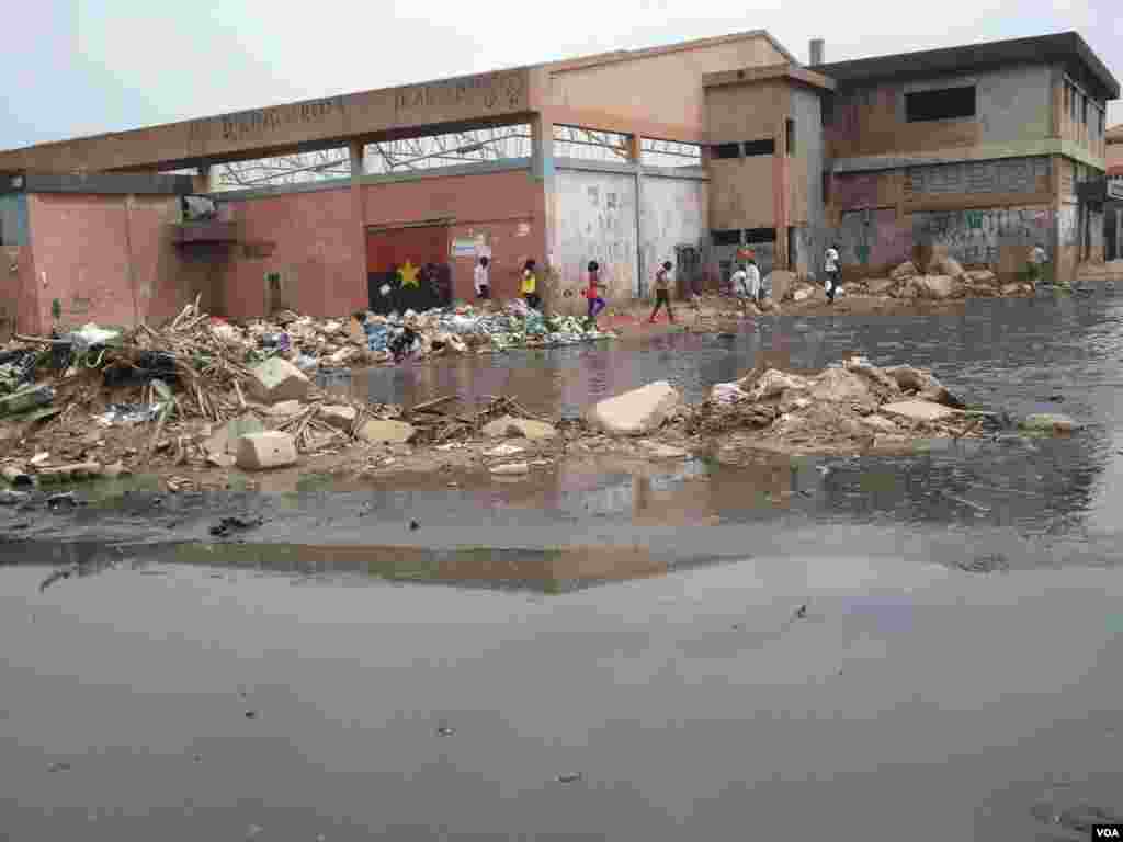 Angola, Luanda.Jovens caminham pelo bairro do Cazengam tentanto evitar a lama, o lixo e a água parada, depois da chuva que não pára de cair há uma semana. 25 de Abril de 2014