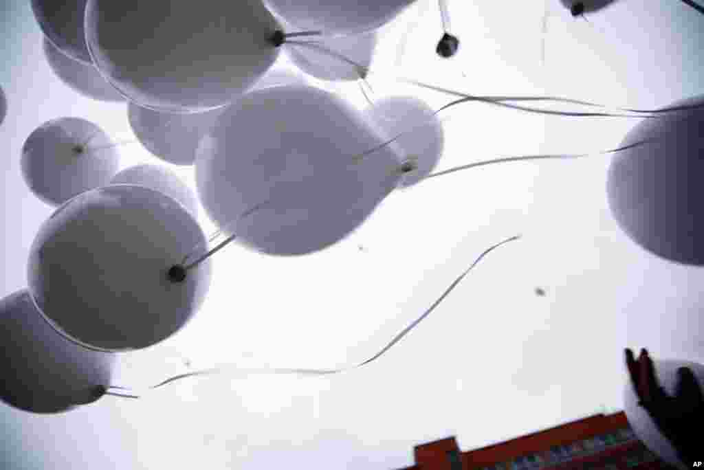 White balloons, a symbol of peaceful protest, were released into the Moscow's overcast skies on Saturday, December 24, 2011. (VOA - Y. Weeks)