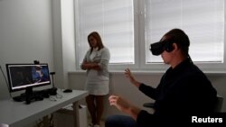 Investigadores de la Escuela de Medicina Keck, de la Universidad del Sur de California, están tratando de ayudar pacientes con parálisis mediante la conexión del cerebro a una computadora y el uso de la realidad virtual.