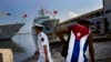 资料照片：正对古巴进行访问的中国军舰和岸上的中国军人。(2015年11月10日）