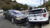 Sedan Tesla, kiri, dalam mode autopilot yang menabrak mobil polisi yang sedang diparkir, di Laguna Beach, California, 29 Mei 2018. (Foto: AP)