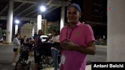 El cubano Hanoi Mares, de 52 años, lleva tres años viviendo en la calle. (Foto: Antoni Belchi / VOA)