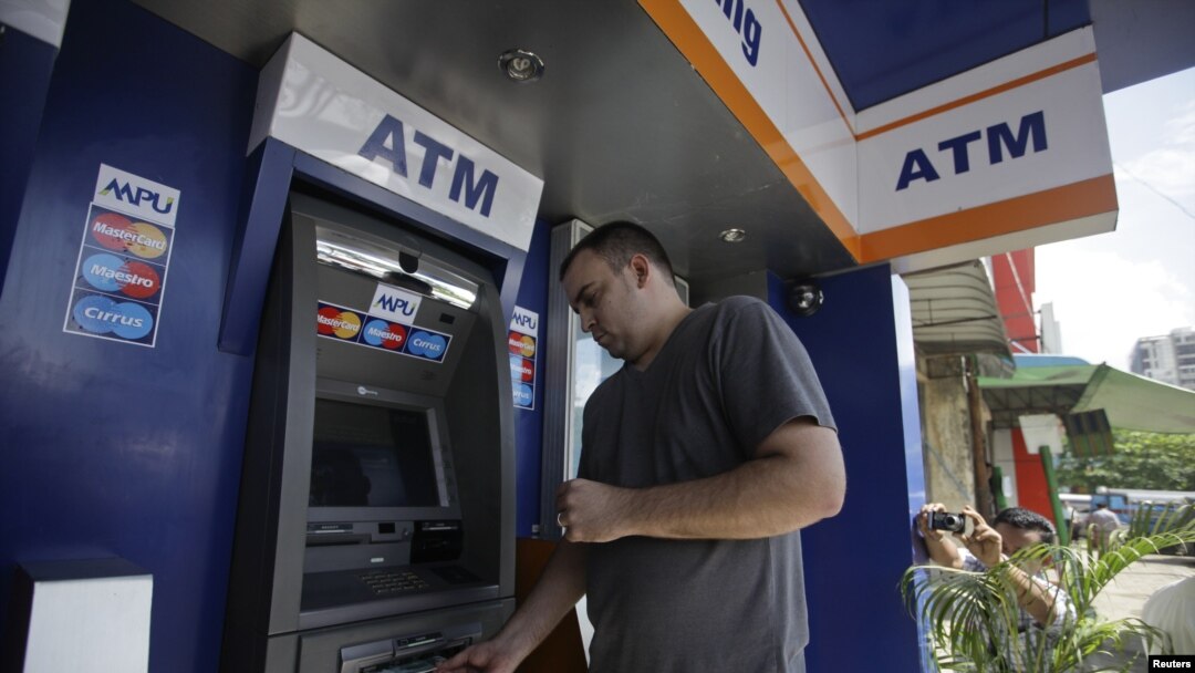 Beberapa ATM MasterCard dan Visa telah banyak terlihat di Rangoon, Burma sejak sanksi AS atas Burma diperlonggar Juli tahun ini. 