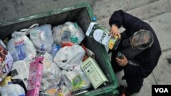 Seorang pria Yunani di kota Thessaloniki sedang mengisi botolnya dengan sisa-sisa minyak zaitun dalam kemasan yang ditemukannya di tempat sampah. Kemiskinan mengakibatkan tingkat bunuh diri di negara yang sedang mengalami krisis ekonomi yang parah ini nai