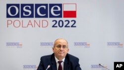 Ketua Organisasi untuk Keamanan dan Kerjasama di Eropa (OSCE) Zbigniew Rau, yang juga merupakan Menter Luar Negeri Polandia, menghadiri konferensi pers di Wina, Austria, pada 13 Janauri 2022. (Foto: AP/Lisa Leutner)