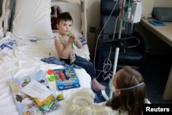 Трирічний Брейден Бертон у Дитячому шпиталі Джорджії із коронавірусом, 14 січня REUTERS/Hannah Beier