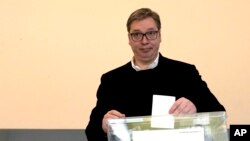 Arhiva - Predsednik Srbije i Srpske napredne stranke Aleksandar Vučić glasa na referendumu za promenu Ustava Srbije, u Beogradu, 16. januara 2022.