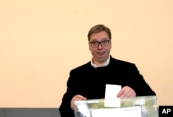 Predsednik Srbije Aleksandar Vučić glasa na referendumu za izmene Ustava Srbije, u Beogradu, 16. januara 2022.