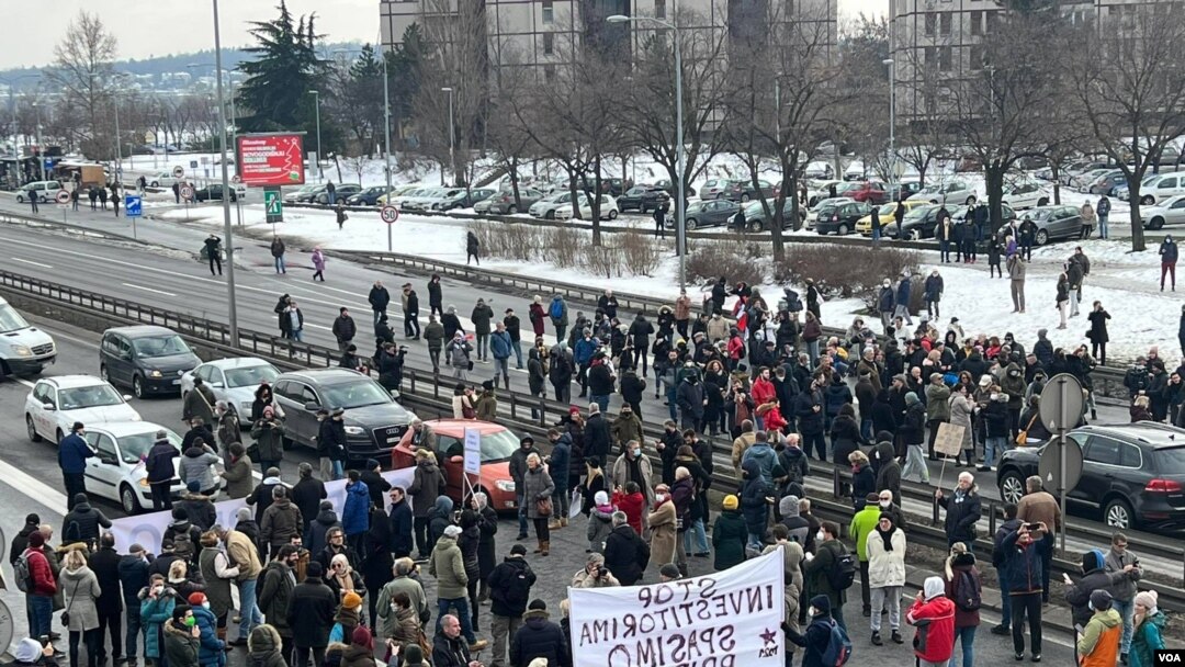 Blokada međunarodnog autoputa ko Sava centra na Novom Beogradu, u sklopu protesta protiv otvaranja rudnika Rio Tinta, u organizaciji ekoloških nevladinih organizacija, u Beogradu, Srbija, 15. januara 2022. (Foto: Jovana Đurović, Glas Amerke)
