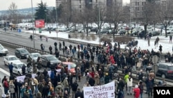 Blokada međunarodnog autoputa ko Sava centra na Novom Beogradu, u sklopu protesta protiv otvaranja rudnika Rio Tinta, u organizaciji ekoloških nevladinih organizacija, u Beogradu, Srbija, 15. januara 2022. (Foto: Jovana Đurović, Glas Amerke)